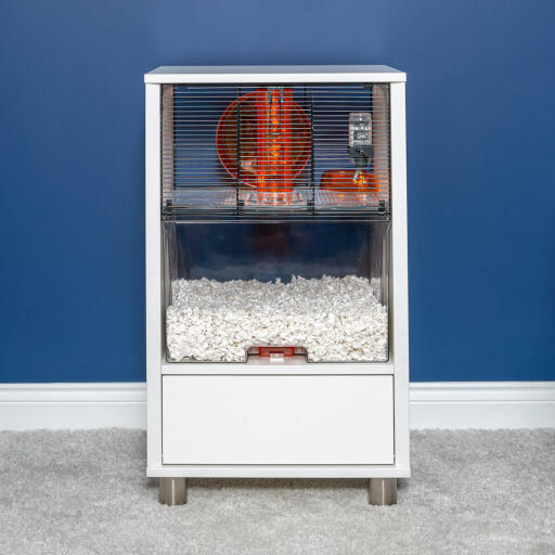 Moderner weißer hamsterkäfig in einem wohnzimmer