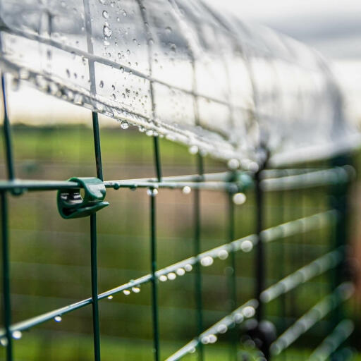 Seitliches detail der an der lauffläche befestigten durchsichtigen wetterschutzabdeckung