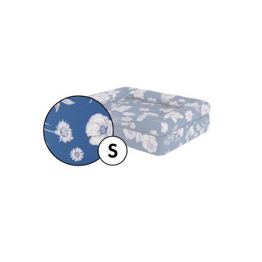 Kleine nackenrolle hund bettbezug in blau floral gardenia porzellan druck von Omlet.