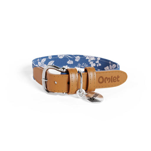 Kleines hundehalsband aus porzellan mit blauem blumendruck von Omlet.