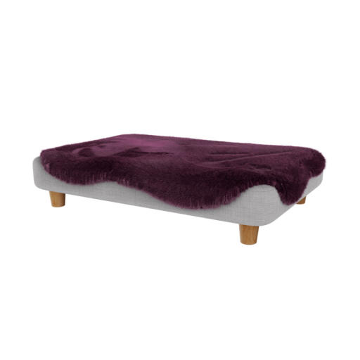 Topology memory foam dog be mit lila schafsfellauflage und runden holzfüßen