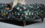 Eine nahaufnahme des midnight meadow nackenrollen-hundebettes Eine nahaufnahme des midnight meadow nackenrollen-hundebettes