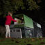 Mädchen mit Omlet grün Eglu Cube großer hühnerstall und auslauf