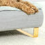 Nahaufnahme eines hundes auf Omlet Topology hundebett mit nackenrolle und Gold rail feet