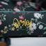 LoGo detail auf einem Omlet nestbett im mitternachtswiesenmuster