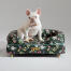 Eine französische bulldogge saß in der mitternachtswiese nackenrolle hundebett Eine französische bulldogge saß in der mitternachtswiese nackenrolle hundebett