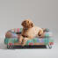 Ein Goldendoodle, der auf dem elektrischen hundebett von pawsteps ruht Ein Goldendoodle, der auf dem elektrischen hundebett von pawsteps ruht