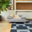 Hund schlafend auf Omlet Topology hundebett mit grauem nackenrollen-topper und weißen haarnadelfüßen