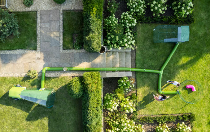 Drohnenaufnahme von Zippi auslauf, laufstall und tunnelsystem in einem garten.