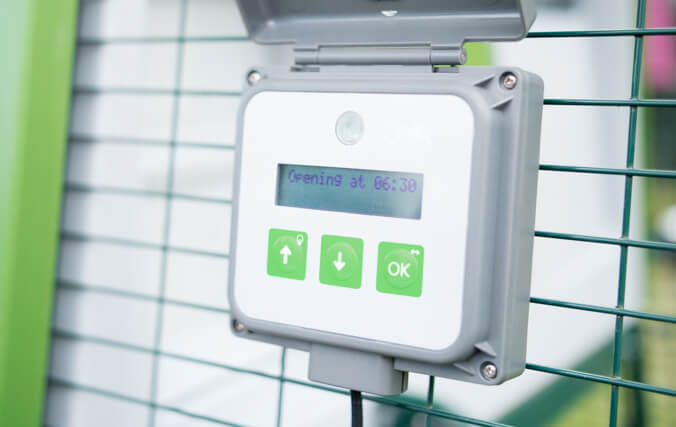 Steuereinheit für die automatische Hühnerstalltür von Omlet