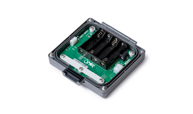 Der Automatische Türöffner kann mit 4 AA Batterien oder per Stromnetz betrieben werden.