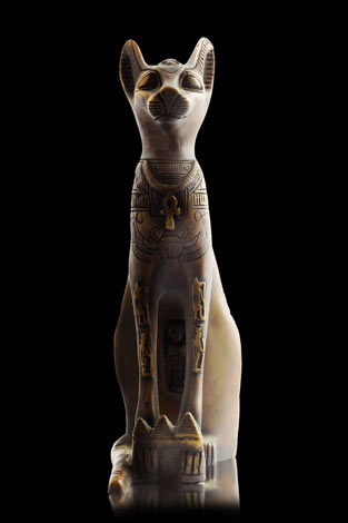 Eine alte ägyptische Statue einer Katze