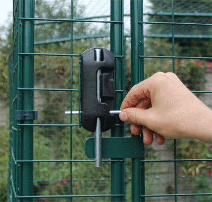  Der Türverschluss nutzt die Schwerkraft um von allein in die verschlossene Position zu fallen. 