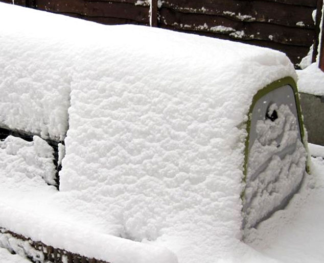 Eglu Go Kaninchenstall von Schnee bedeckt.