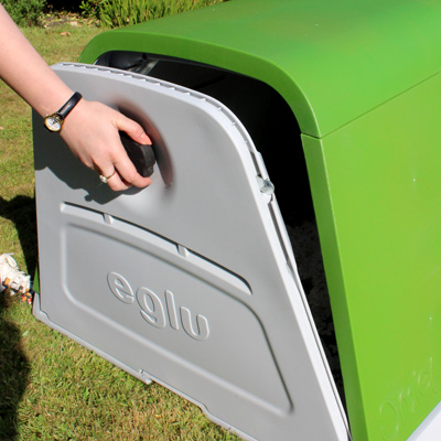 Die Hintertür des Eglu Go Kaninchenstall öffnen