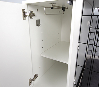 Die Garderobe kann mit Haken, Kleiderstange und Regalboden ausgestattet werden