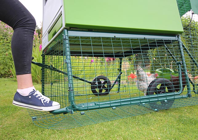 Mit den Rädern wird der Eglu Cube zum Hühnermobil.