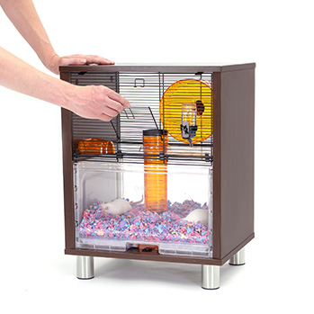 Ein walnussfarbener Qute mit Lift 'n' Twist™ Röhre in herabgelassener Position. 