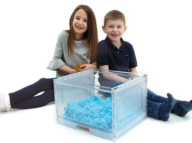 Kinder, die mit Ihren Haustieren in der Einstreuschublade des Qute spielen. 