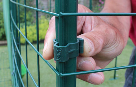  Die Pfosten werden anhand der von Omlet entworfenen Pole-Clips am Gitter befestigt.