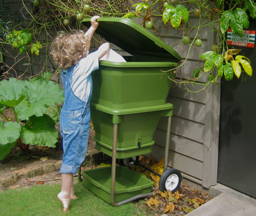 Entleeren Sie regelmäßig Ihre Küchenabfälle im Kompostbehälter.