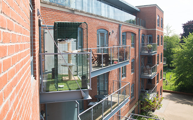 Das Design des Geeges erlaubt es auf jedem Balkon angebracht zu werden und es ist ausserdem in der Länge erweiterbarg